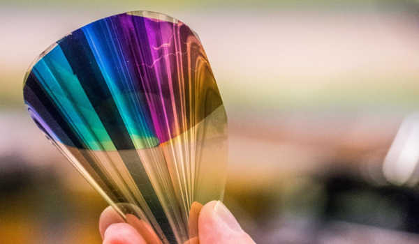 Brilliant-Colors-are-Displayed-on-the-New-Electronic-Paper-1