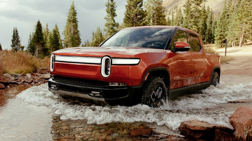 The Station Cruise Loses Its Head, Nio Brings AR in the Car and Rivian Expands to Georgia
