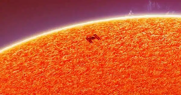 The-International-Space-Station-is-hidden-in-this-incredible-photograph-as-it-passes-the-sun
